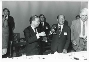 Carl Albert, Thomas P. O&#39;Neill, John Foote, and others at a dinner table during the Korean-U.S. Interparliamentary Conference. July 22-23, 1973, 1973-07-22