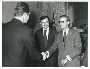 King Juan Carlos of Spain shaking hands with an unidentified man., 1976-06-06