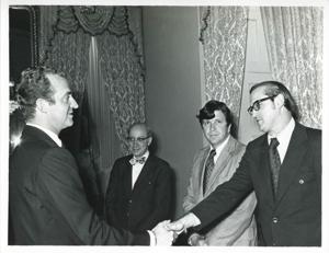 King Juan Carlos of Spain shaking hands with an unidentified man., 1976-06-06