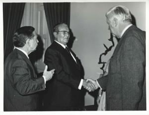 Carl Albert, President Josip B. Tito of Yugoslavia, and others standing in Albert&#39;s office. November 1971, 1971-11-01
