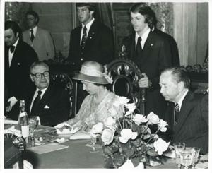 Carl Albert, Queen Elizabeth, and Nelson Rockefeller seated at a dinner table., 1976-07-06
