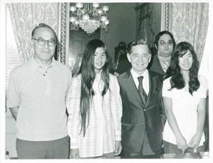 Carl Albert with Mr. Russel Seiki et al (Mrs. Mink&#39;s constituents). August 1973, 1973-08-01