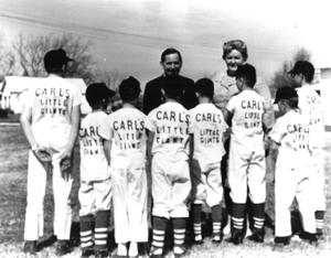 Carl Albert speaking with a young baseball team, 1969-01-01 - 1969-12-31
