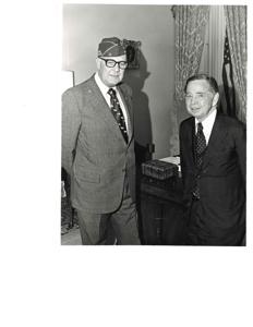 Carl Albert and Harry Wiles (National Commander of the American Legion), November 17, 1975 in Speaker&#39;s office., 1975-11-17