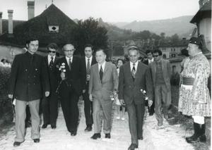 Carl Albert with several men walking down the street during the House delegation trip. August 1975, 1975-08-04