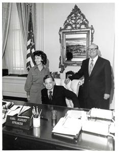 Carl Albert, Thomas P. O&#39;Neill, Wes Watkins, and an unidentified woman. September 1976, 1976-09-01