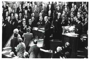 Gerald R. Ford&#39;s State of the Union message. Carl Albert and Nelson A. Rockefeller are seated behind Ford., 1975-01-15