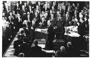 Gerald R. Ford&#39;s State of the Union message. Carl Albert and Nelson A. Rockefeller are seated behind Ford., 1975-01-15