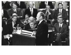 Gerald R. Ford&#39;s State of the Union message. Carl Albert and Nelson A. Rockefeller are seated behind Ford., 1975-01-15