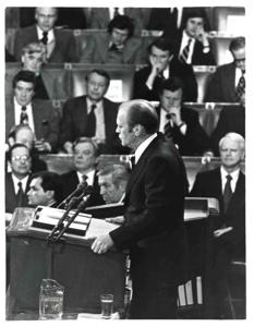 Gerald R. Ford&#39;s State of the Union message. Carl Albert and Nelson A. Rockefeller are seated behind Ford., 1975-01-15