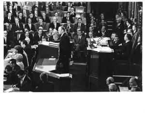 Gerald R. Ford&#39;s State of the Union message. Carl Albert and Nelson A. Rockefeller are seated behind Ford., 1975-01-15