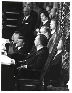 Gerald R. Ford&#39;s State of the Union message. Carl Albert and Nelson A. Rockefeller are seated behind Ford., 1975-01-15