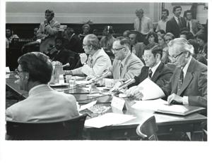 From left: two unidentified, Henry Waxman, James C. Wright, Wright Patman, and Carl Albert at a conference on the economy. July 24, 1975, 1975-07-24